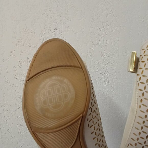 UEC Dana Buchman Peep toe with gold buckle sz 7.5 - Picture 10 of 11